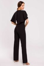 Schwarzer Overall mit Cape und Kette