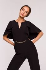 Schwarzer Overall mit Cape und Kette