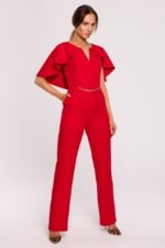 Roter Overall mit Cape und Kette