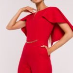 Roter Overall mit Cape und Kette