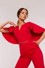 Roter Overall mit Cape und Kette