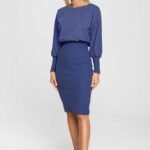 Blaues Kleid mit Bleistiftrock