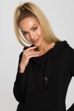 Schwarzes Sweatshirtkleid mit asymmetrischer Tasche – Bild 3