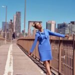 Blaues Sweatshirtkleid mit asymmetrischer Tasche