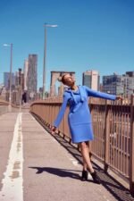 Blaues Sweatshirtkleid mit asymmetrischer Tasche