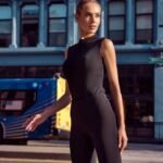 Schwarzer hochgeschlossener ärmelloser Body