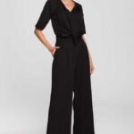 Schwarzer Overall mit dekorativem V-Ausschnitt