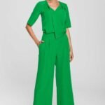 Grüner Overall mit dekorativem V-Ausschnitt