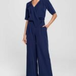 Blauer Overall mit dekorativem V-Ausschnitt