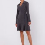 Dunkelgraues Langarm Kleid mit plissiertem Saum