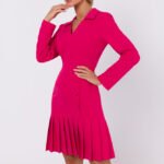 Pinkes Langarm Kleid mit plissiertem Saum