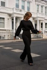 Schwarzer Overall mit dekorativen Ärmeln