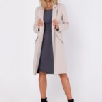 Beigefarbener Herbstmantel mit markantem Revers