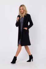 Schwarzer Herbstmantel mit markantem Revers & Kontrastknöpfen