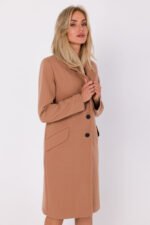 Camelfarbener Herbstmantel mit markantem Revers