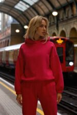 Rotes Sweatshirt mit Kapuze und Ziernaht – Bild 2