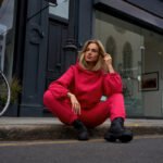 Rotes Sweatshirt mit Kapuze und Ziernaht