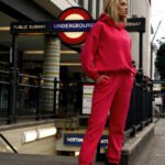 Rote Jogginghose mit Steppnähten