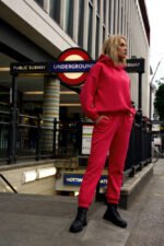 Rote Jogginghose mit Steppnähten