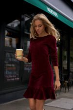 Langarm Samtkleid mit gerüschtem Saum in Bordeaux