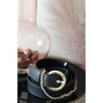 Schwarzer Gürtel mit dekorativer Kette