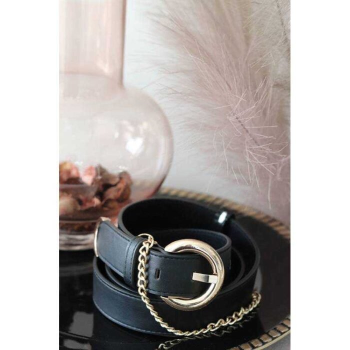 Schwarzer Gürtel mit dekorativer Kette