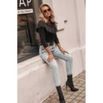 Schwarzer Gürtel mit dekorativer Kette