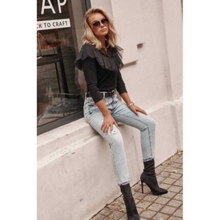 Schwarzer Gürtel mit dekorativer Kette