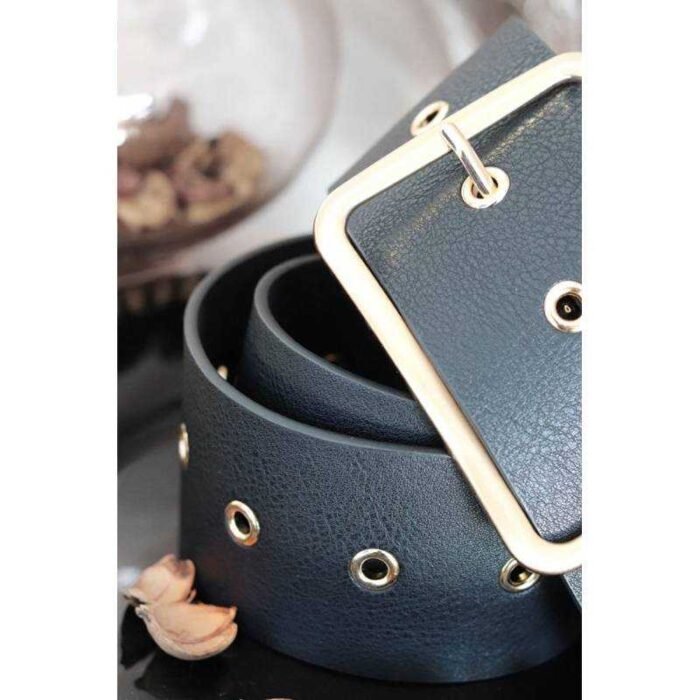 Breiter Gürtel mit goldfarbener Schnalle