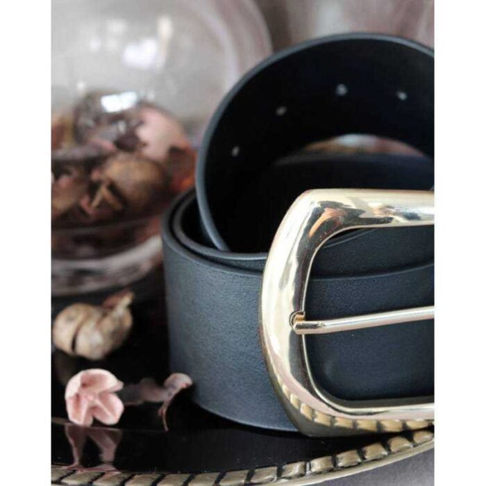 Schwarzer Damengürtel mit Schnalle