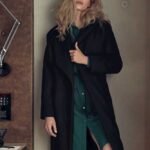 Schwarzer Übergangsmantel mit Gürtel