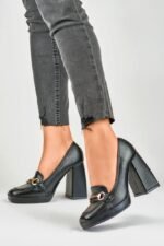 Schwarze modische Pumps mit Blockabsatz und Verzierung – Bild 2