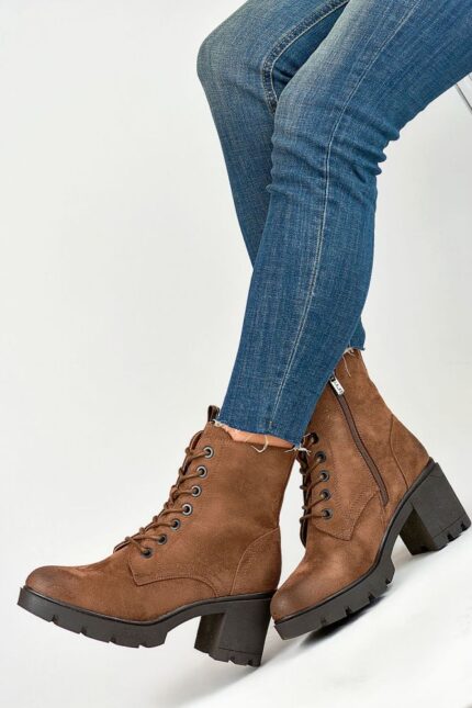 Braune Stiefeletten mit Profilsohle