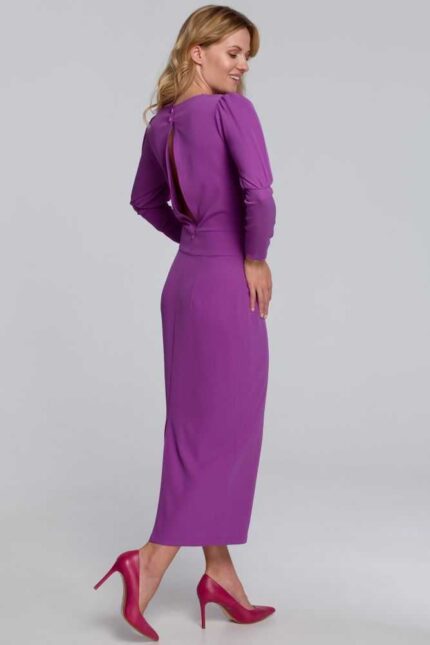 Lila Midikleid mit geteiltem Rückenteil