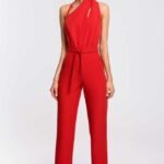 Roter Overall mit asymmetrischem Ausschnitt
