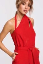 Roter Overall mit asymmetrischem Ausschnitt