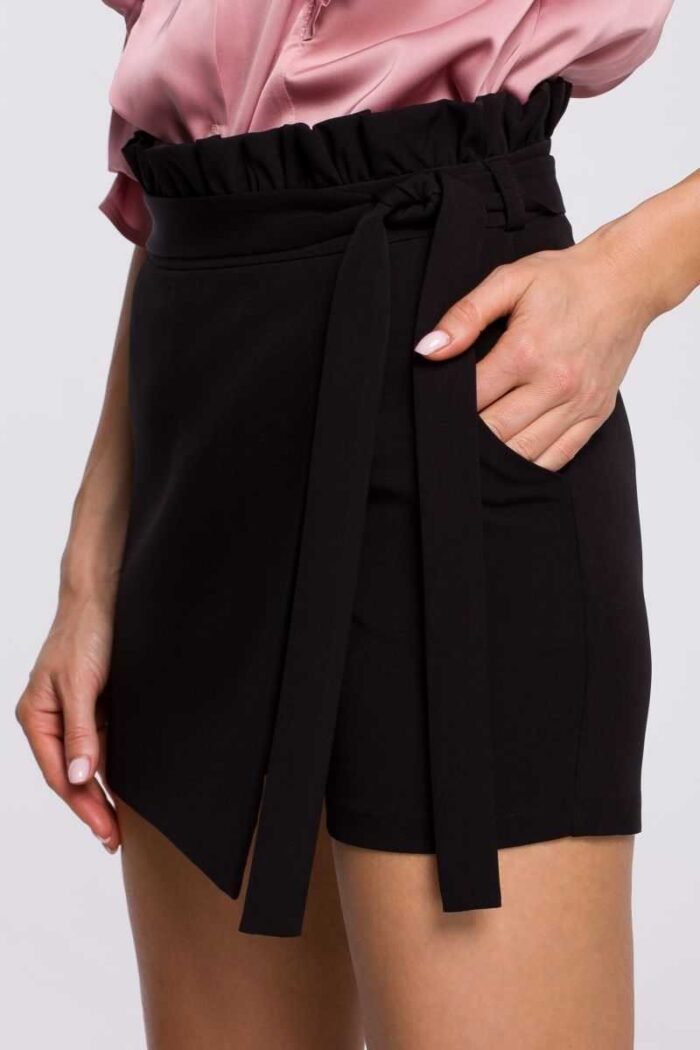 Schwarze Figur betonende Shorts mit Gürtel Größe L