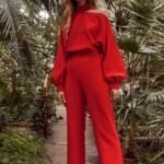 Roter extravaganter Overall voll Raffinesse