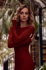 Langes Strickkleid mit Schlitz im Rippenstrick
