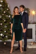 Grünes Abendkleid aus Samt mit Schlitz – Bild 2