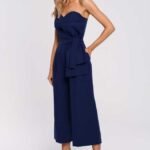 Blauer trägerloser Overall mit Bindegürtel