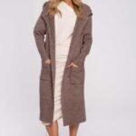 Lange Strickjacke mit Kapuze in Mocca
