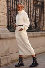 Strickkleid mit Rollkragen und Taschen Ecru – Bild 2