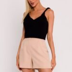 Bequeme Damenshorts mit Falten in Beige