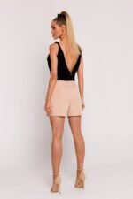 Bequeme Damenshorts mit Falten in Beige