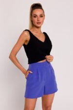 Bequeme violette Damenshorts mit Falten