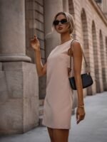 Ärmelloses Minikleid mit seitlichem Cut-Out-Detail in Beige