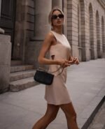 Ärmelloses Minikleid mit seitlichem Cut-Out-Detail in Beige