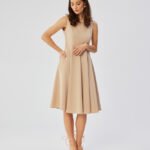 Stilvolles ärmelloses knielanges Kleid in Beige
