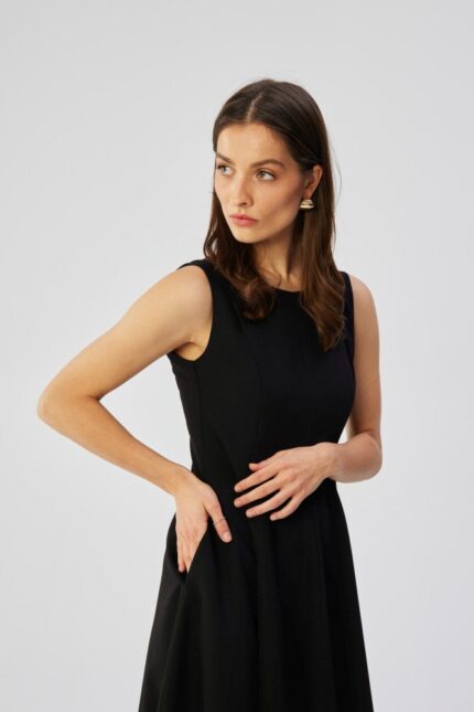Schwarzes stilvolles ärmelloses knielanges Sommerkleid